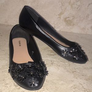 Torrid Black Flats With Flower Detail, Womens Size 10W——LIKE NEW!!